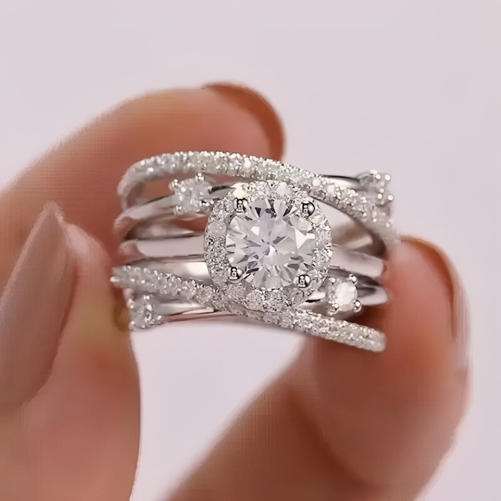 Ivanna – Anillo con zirconias brillantes entrelazadas