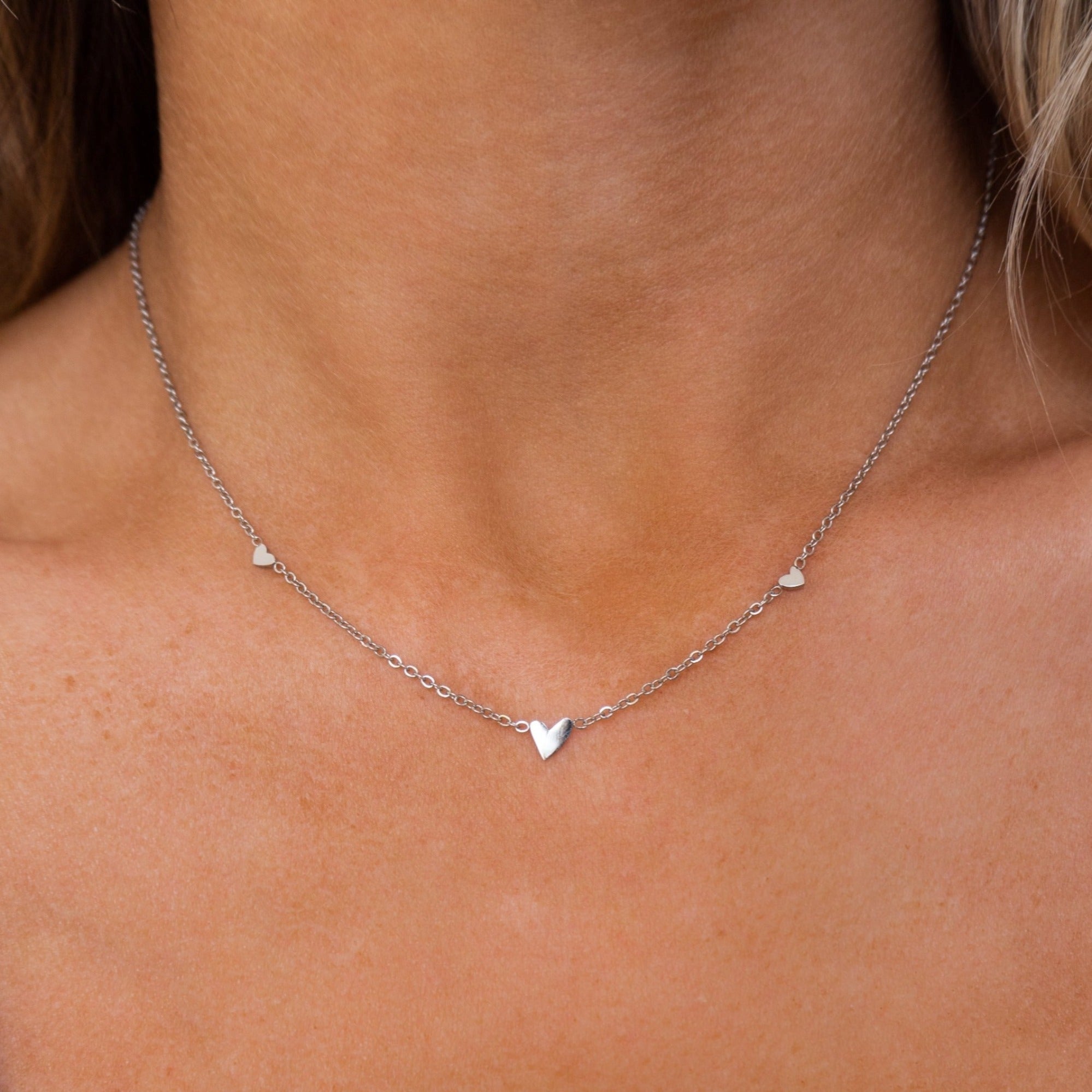 Collar de plata con tres corazones