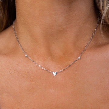 Collar de plata con tres corazones
