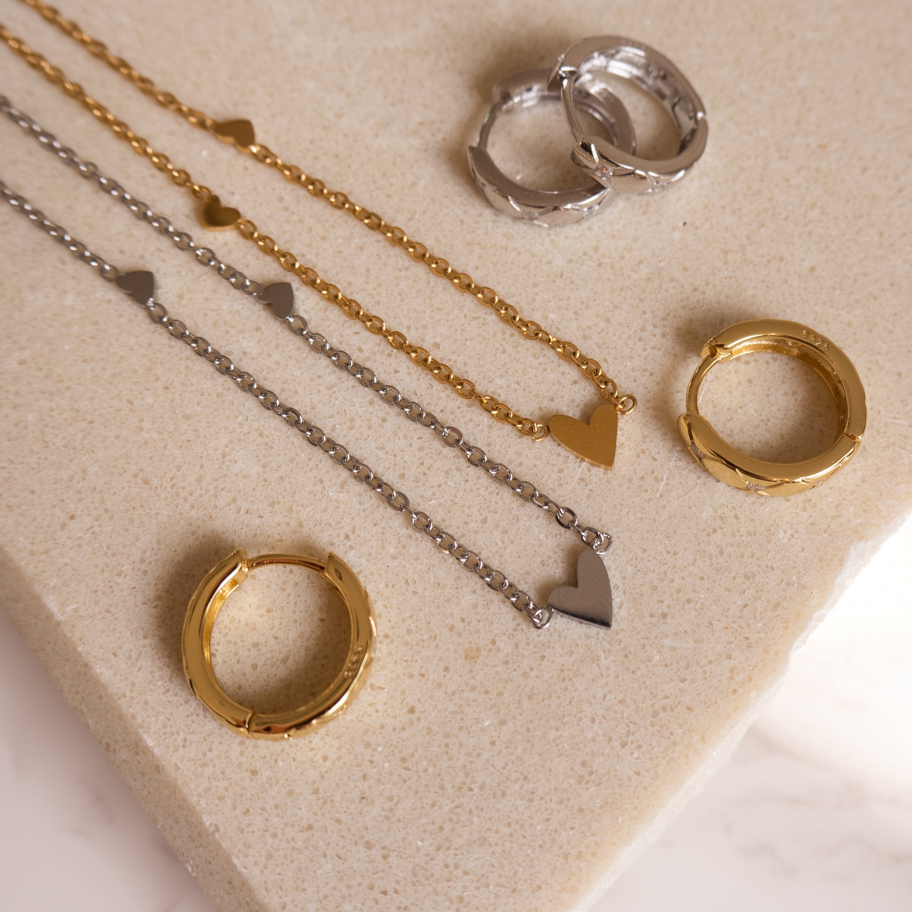 Collar de plata con tres corazones