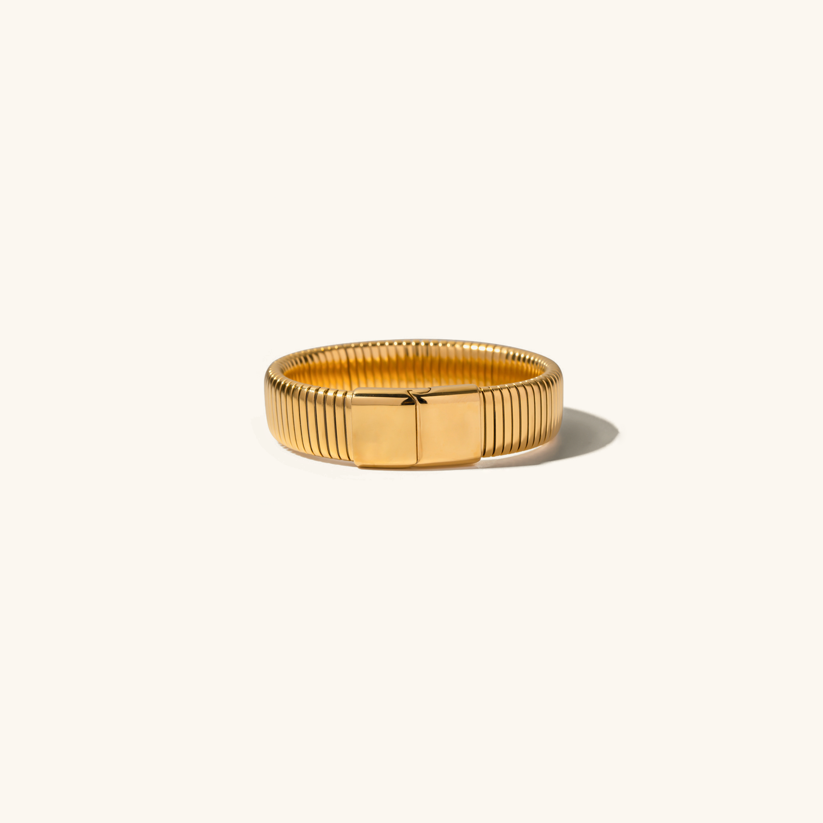 Celeste - Pulsera de oro con líneas verticales