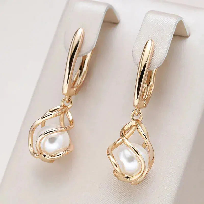 Lyanna – Pendientes de perlas doradas con suave brillo