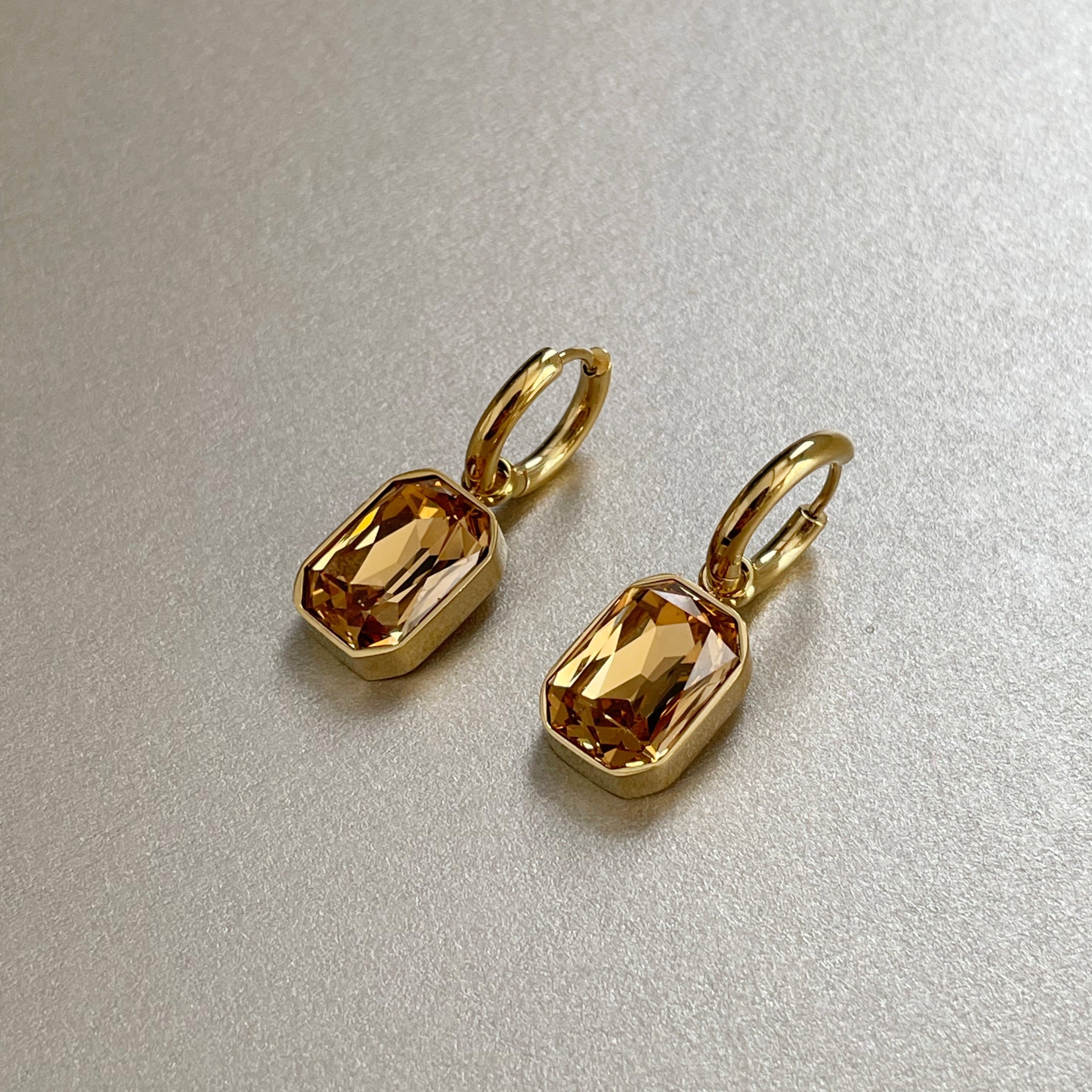 Neri – Pendientes dorados con ámbar