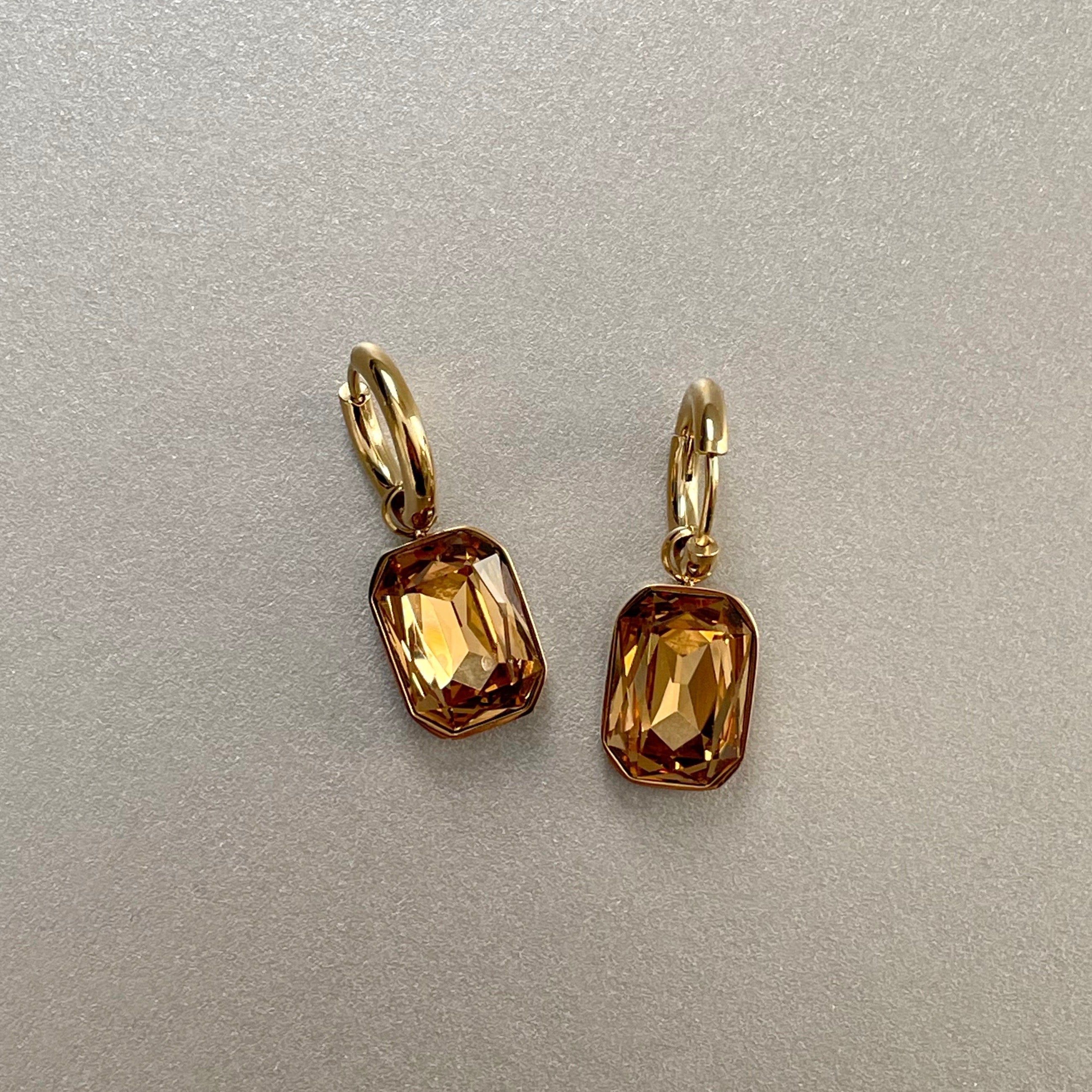 Neri – Pendientes dorados con ámbar