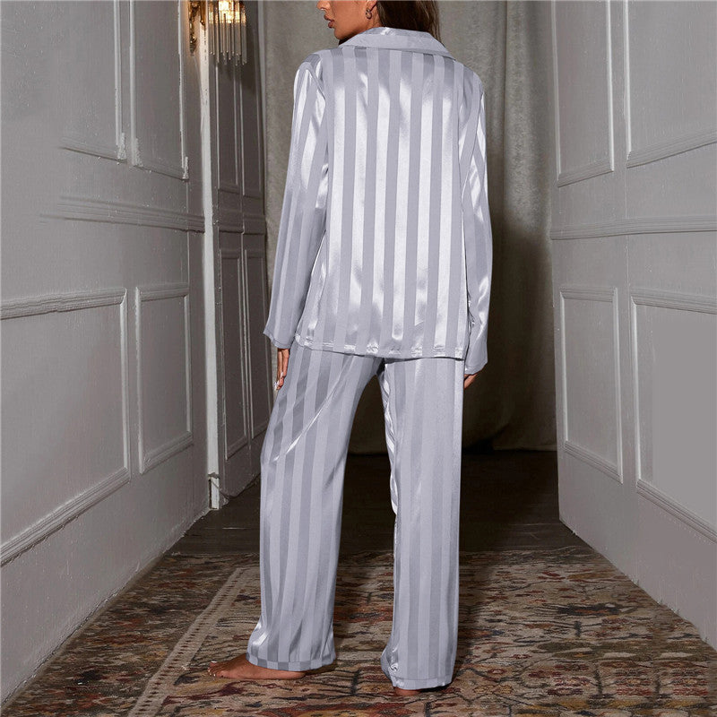 Elegantes pijamas de mujer de tela suave