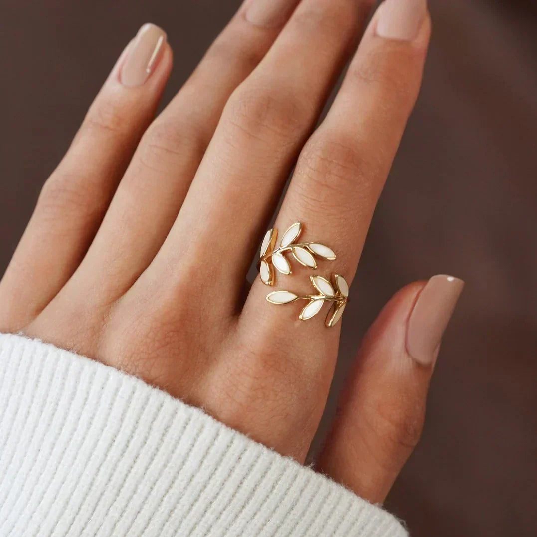 Sylvie – Anillo abierto de plata y ópalo blanco