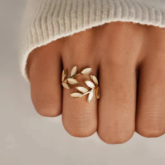 Sylvie – Anillo abierto de plata y ópalo blanco