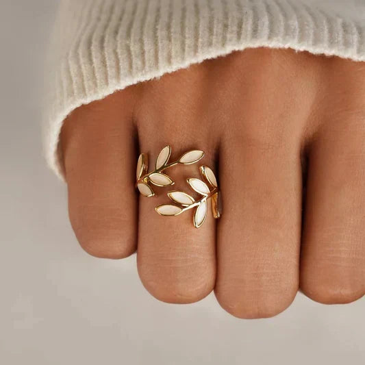 Pria – Anillo elegante de ópalo blanco y hoja