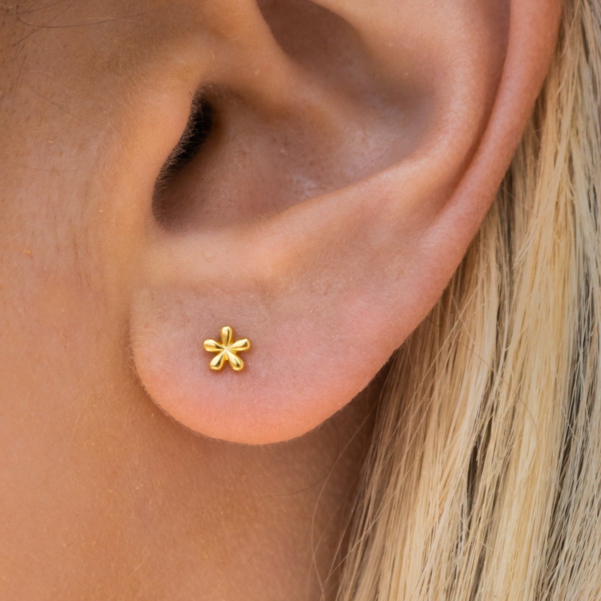 Lily – Pendientes pequeños de oro