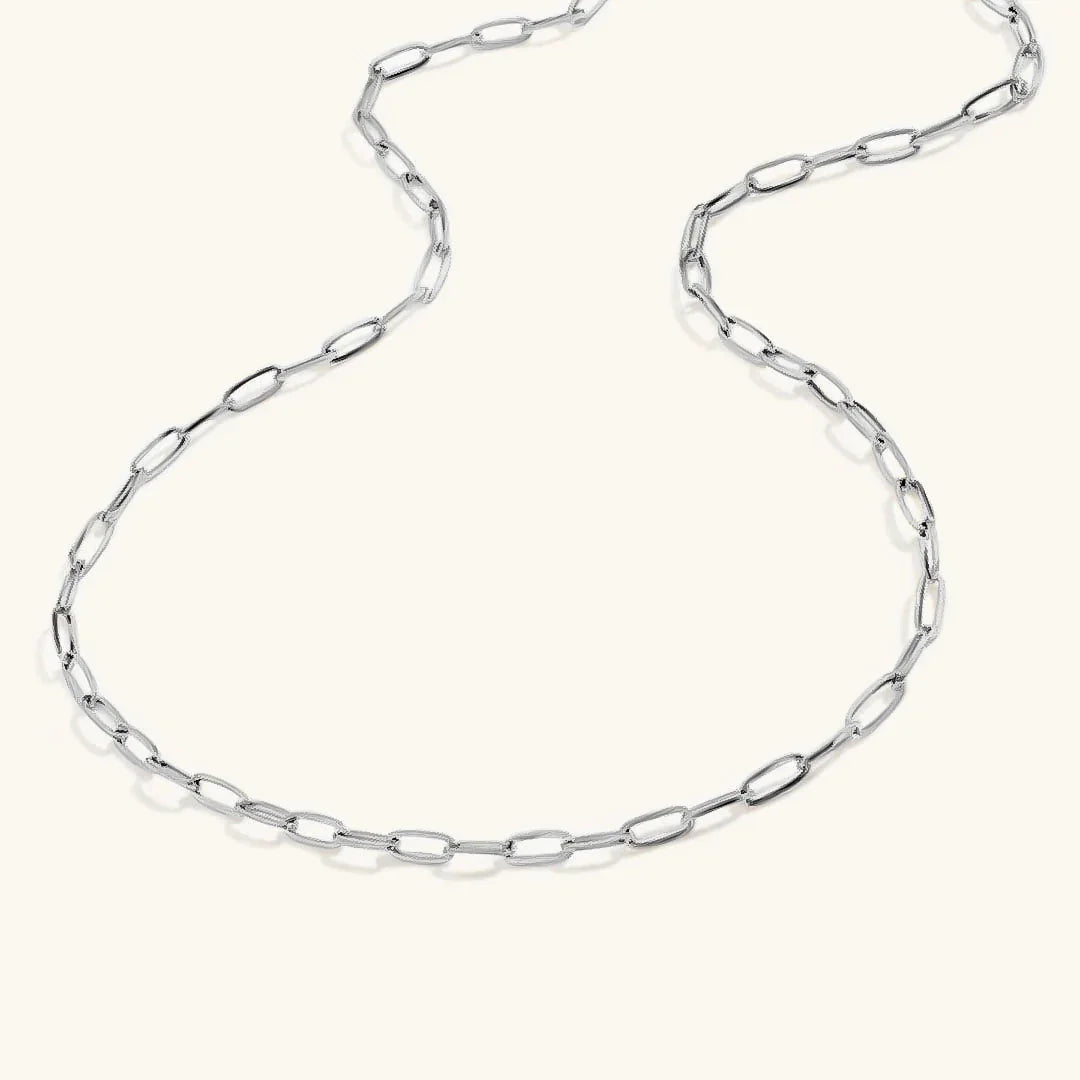 Nadia – Collar Paperclip de Oro Elegante