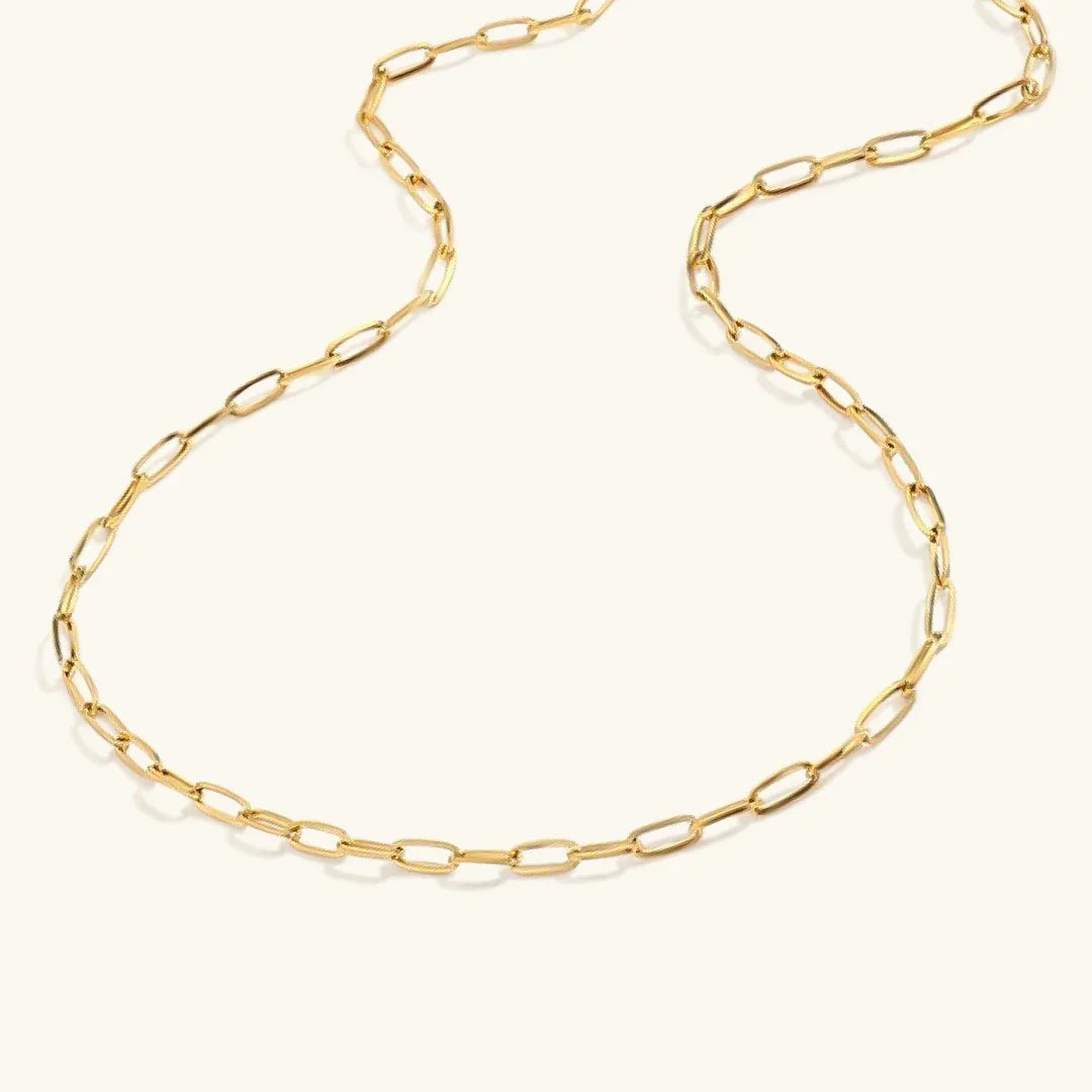 Nadia – Collar Paperclip de Oro Elegante