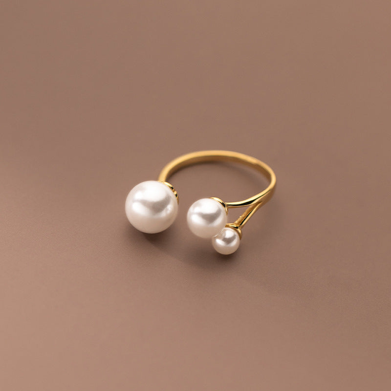 Clara – Anillo ajustable con perla de agua dulce y diseño triangular