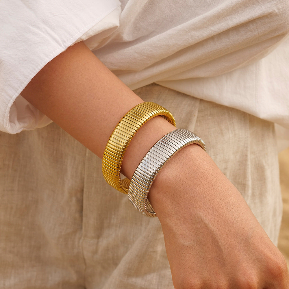 Celeste - Pulsera de oro con líneas verticales