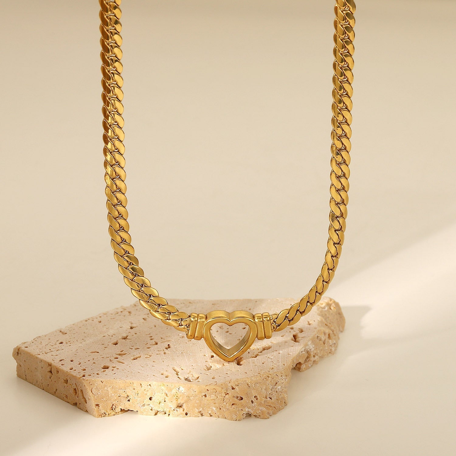 Ara – Collar corazón de oro