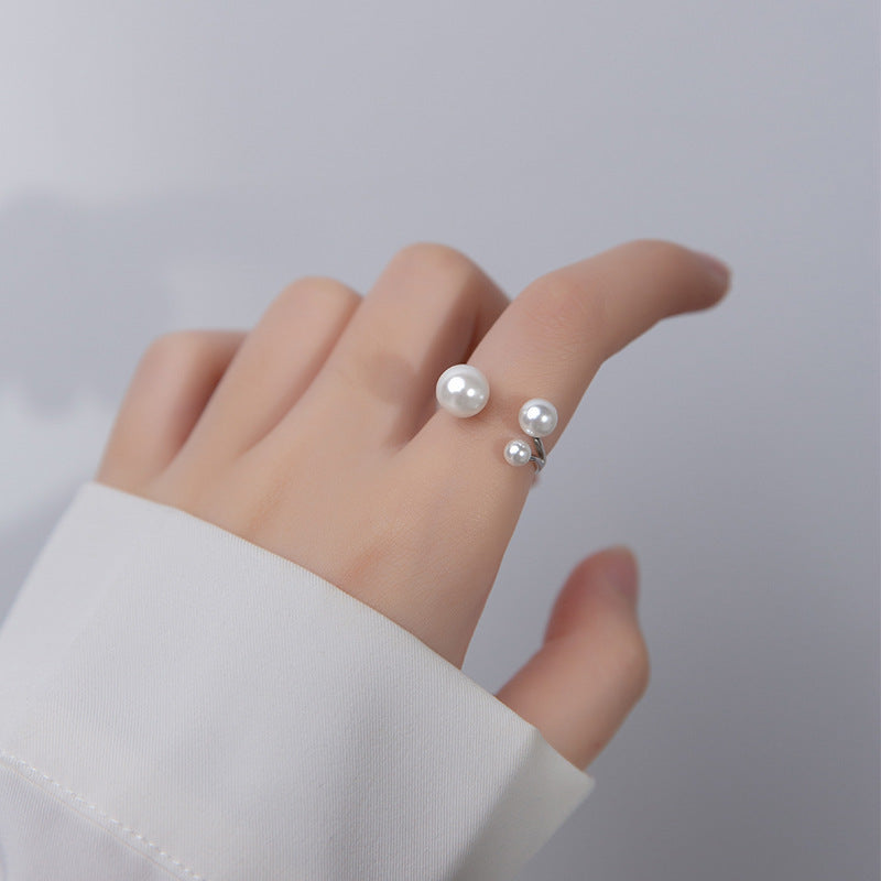 Clara – Anillo ajustable con perla de agua dulce y diseño triangular