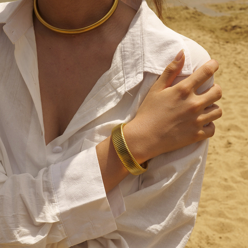 Celeste - Pulsera de oro con líneas verticales