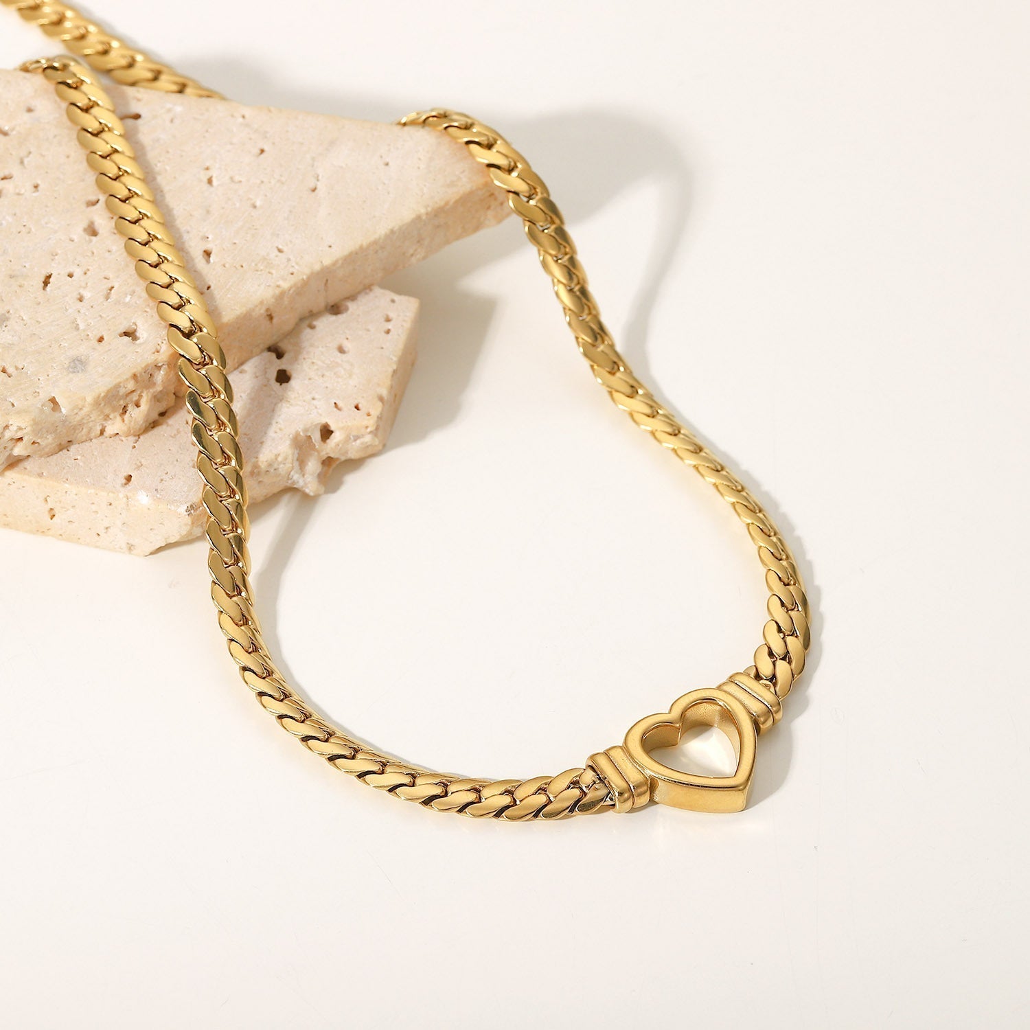 Ara – Collar corazón de oro