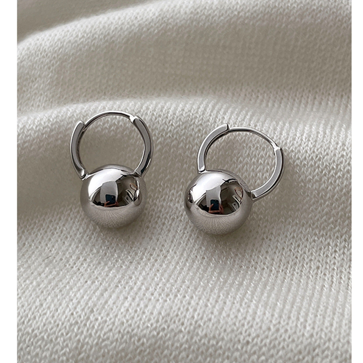 Ellie – Pendientes de bola de plata esterlina con pasador fino