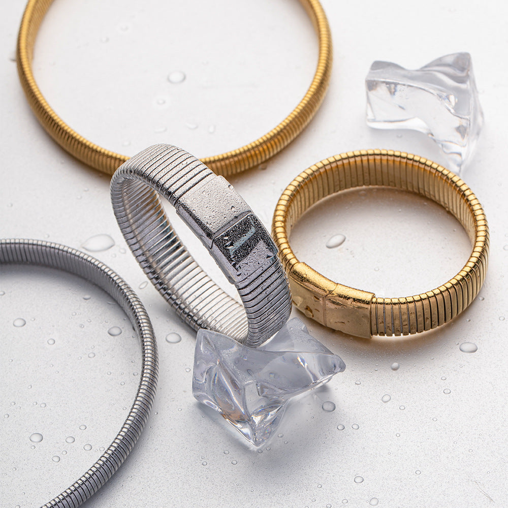 Celeste - Pulsera de oro con líneas verticales