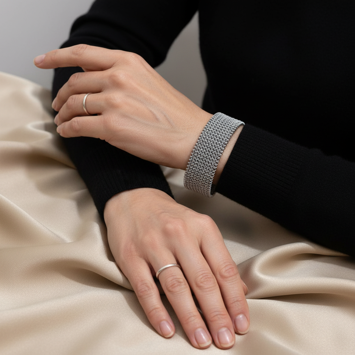 Raya – Pulsera de acero de titanio con cable grabado