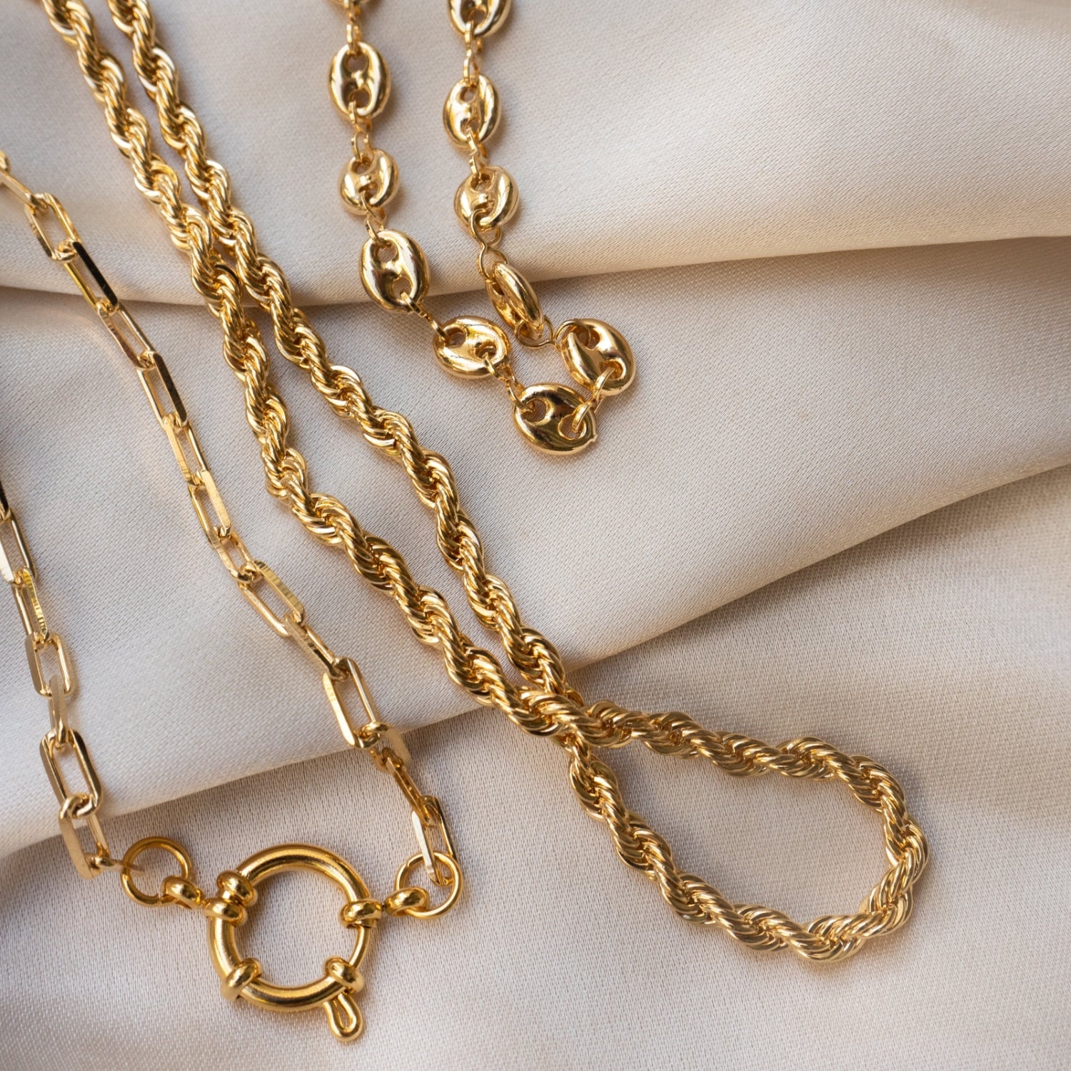 Collar de capas ovalado