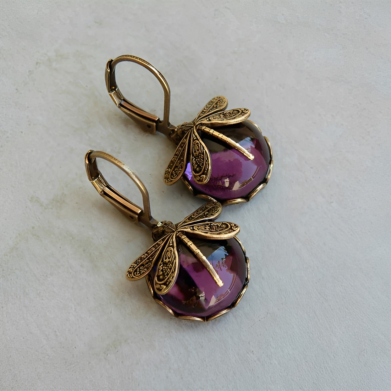 Elandra – Pendientes de libélula en forma de esfera en oro antiguo