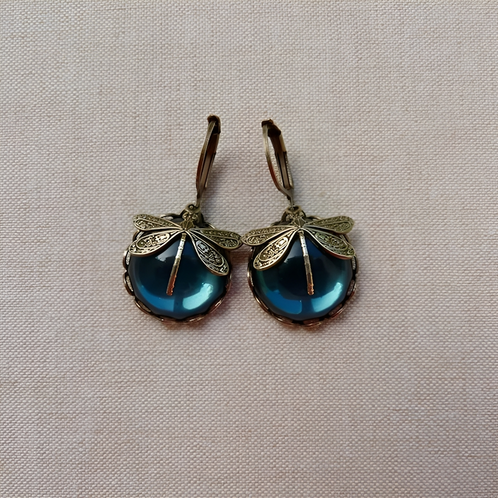 Elandra – Pendientes de libélula en forma de esfera en oro antiguo