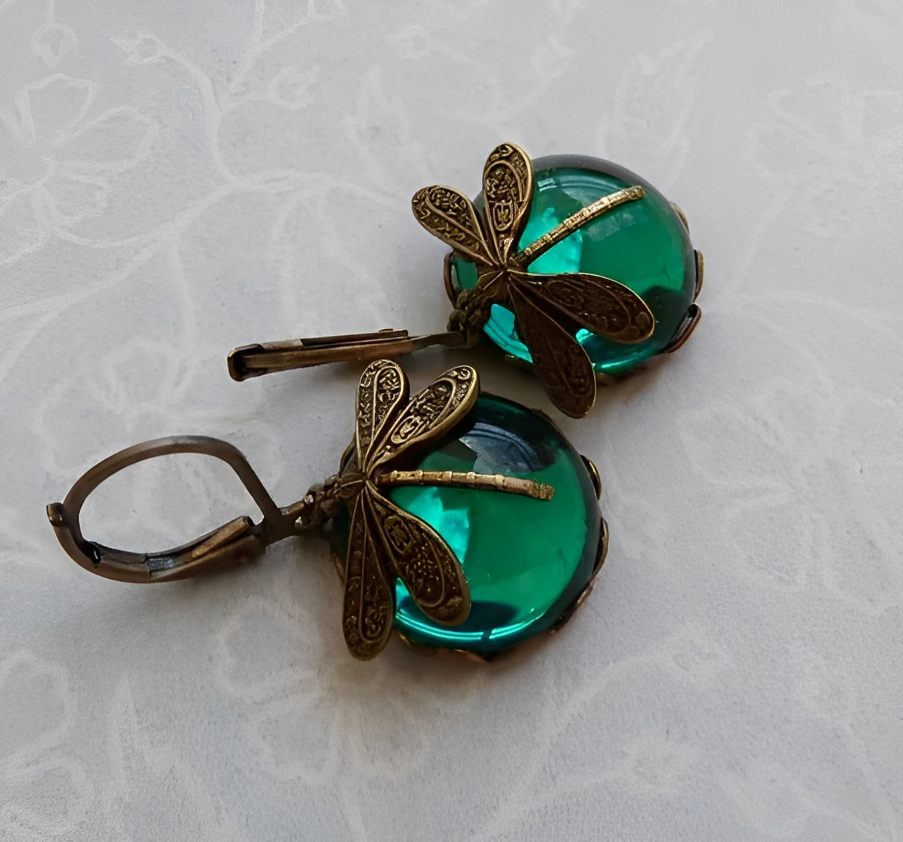 Elandra – Pendientes de libélula en forma de esfera en oro antiguo