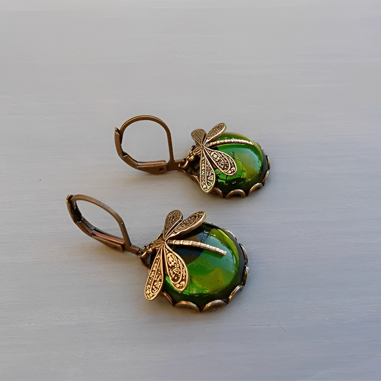 Elandra – Pendientes de libélula en forma de esfera en oro antiguo
