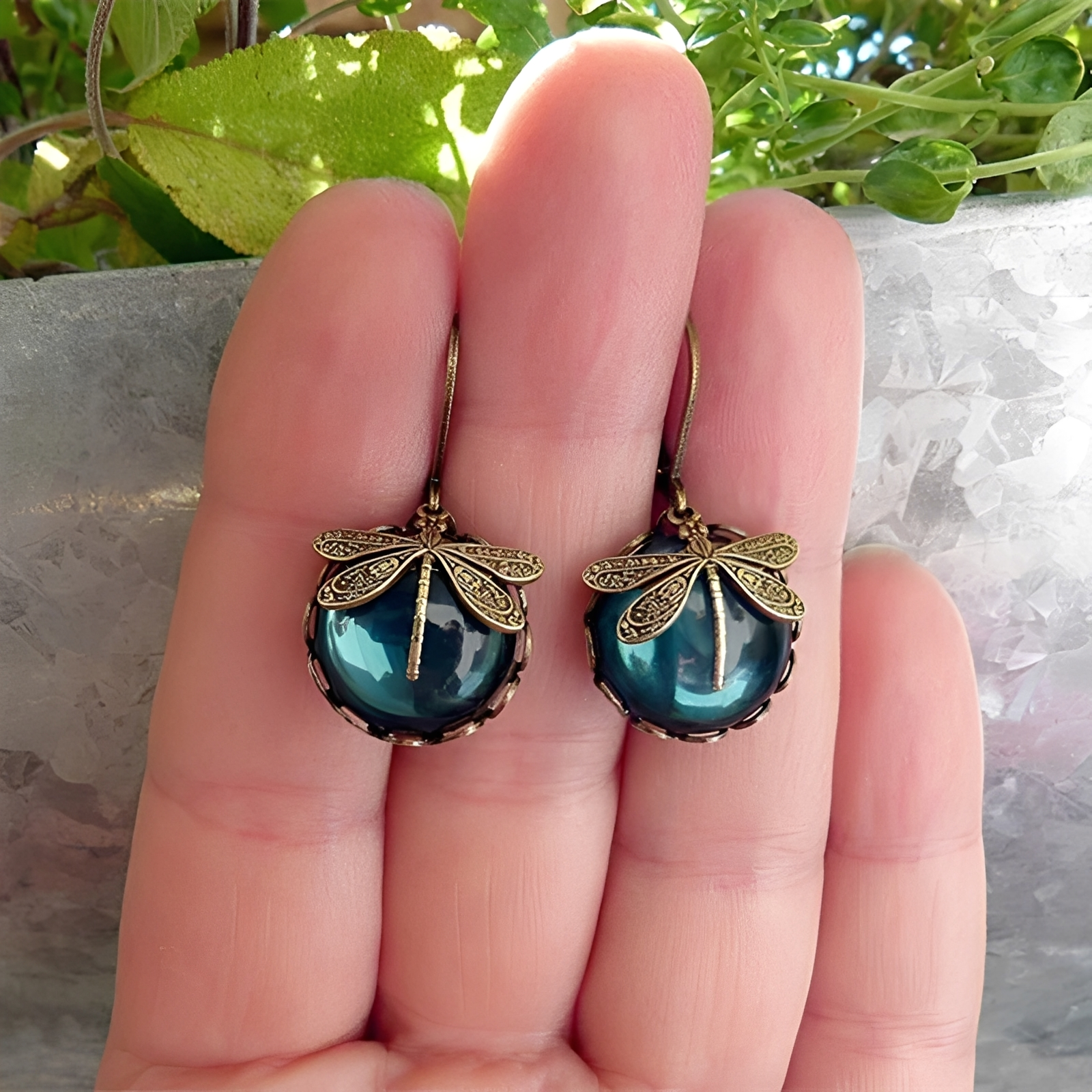 Elandra – Pendientes de libélula en forma de esfera en oro antiguo