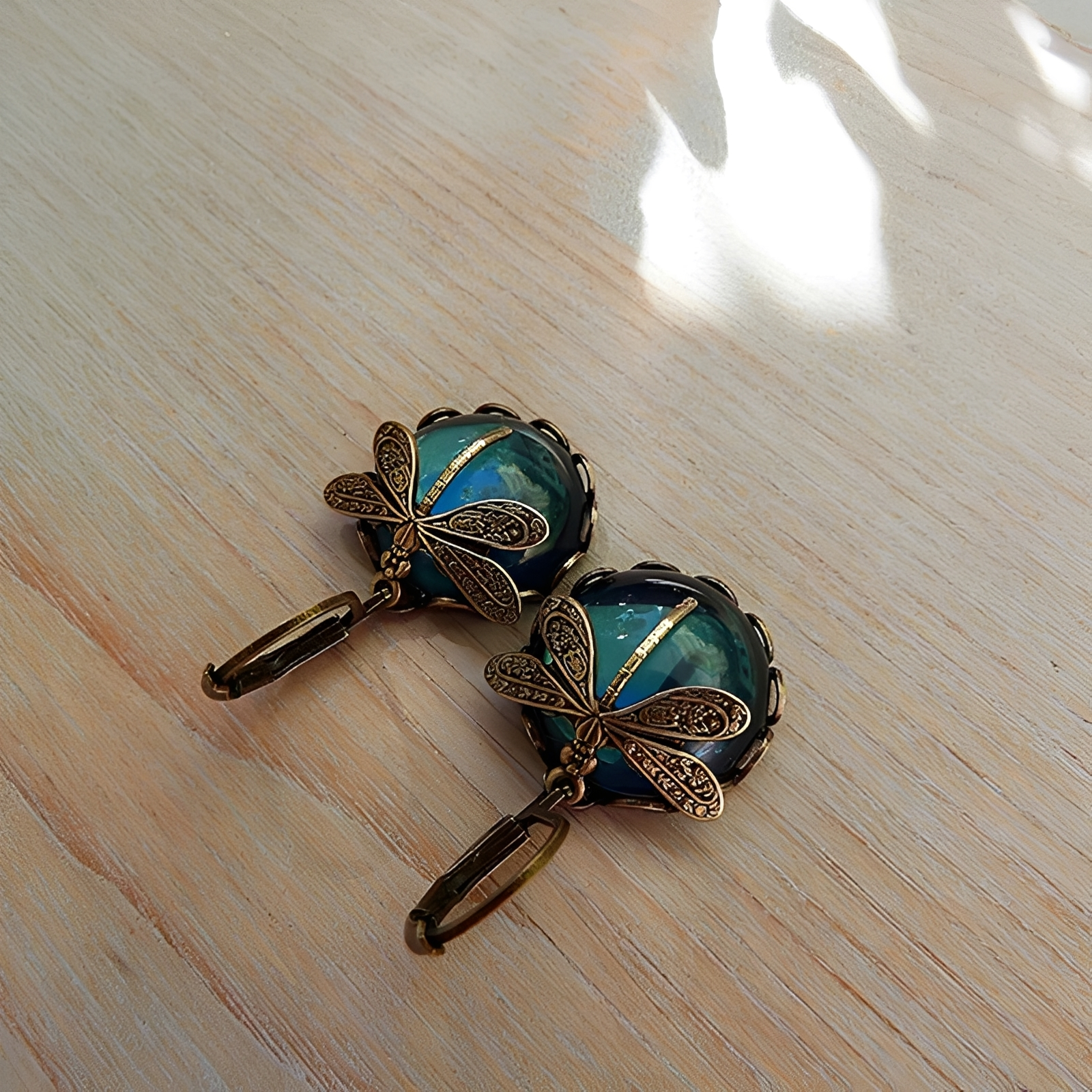 Elandra – Pendientes de libélula en forma de esfera en oro antiguo