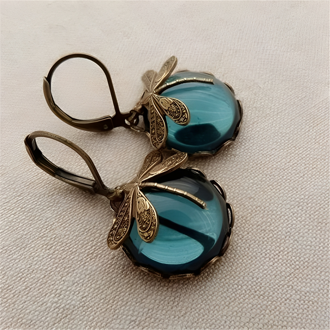 Elandra – Pendientes de libélula en forma de esfera en oro antiguo