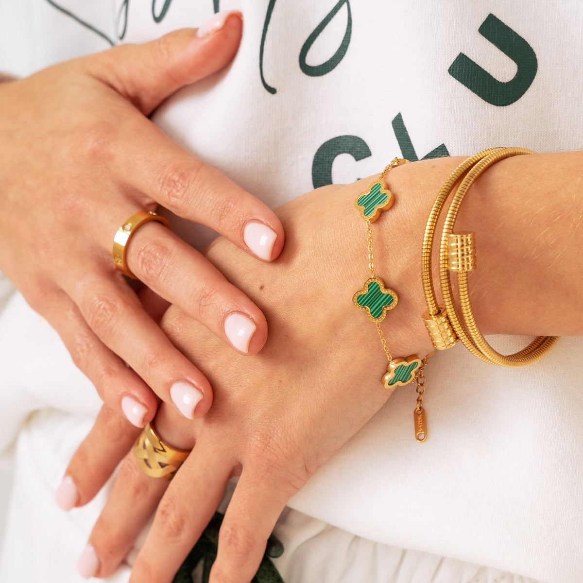 Angie – Pulsera con diseño retorcido en oro