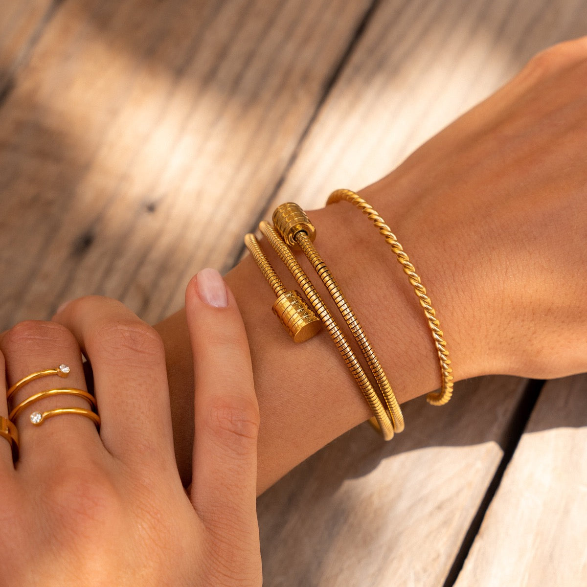Angie – Pulsera con diseño retorcido en oro
