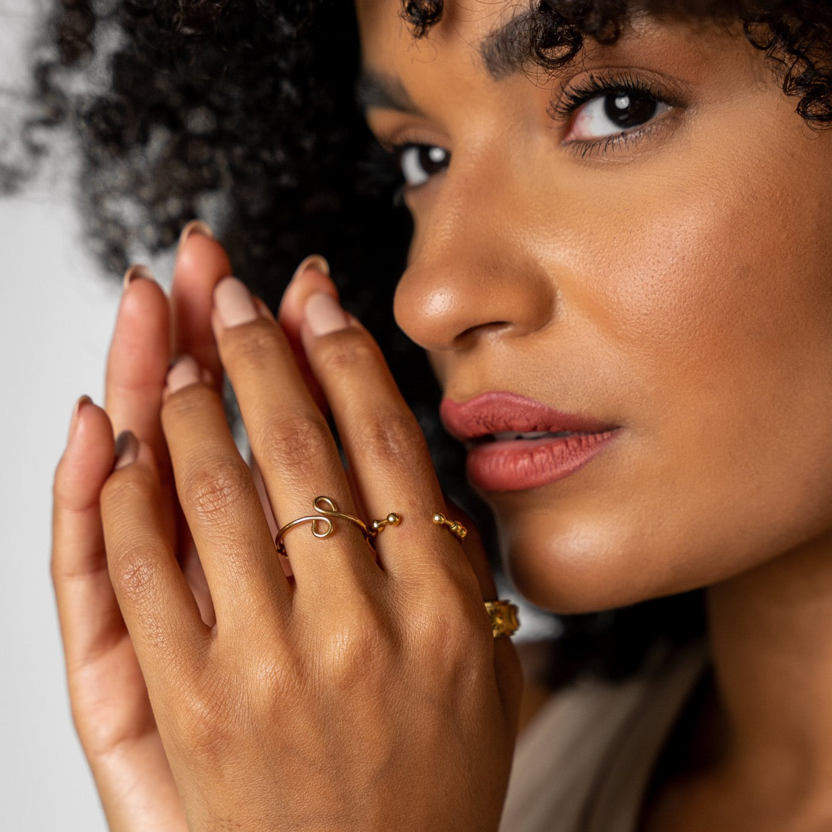 Neri – Anillo anti-estrés ajustable con perlas