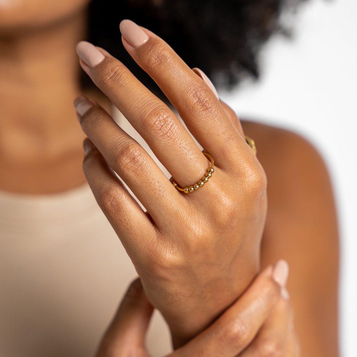 Neri – Anillo anti-estrés ajustable con perlas