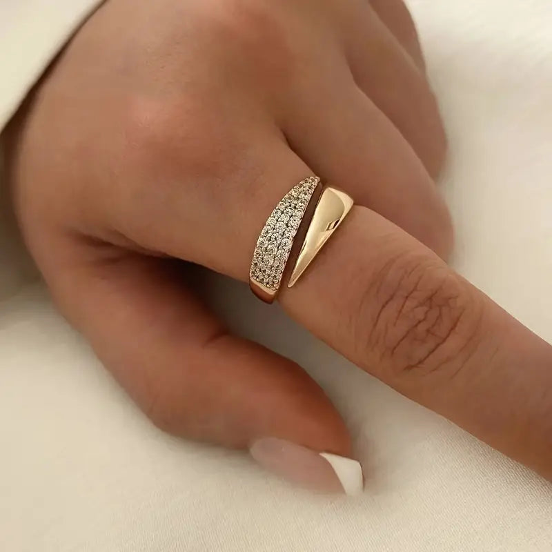 Emiko – Anillo de oro amarillo con piedras brillantes