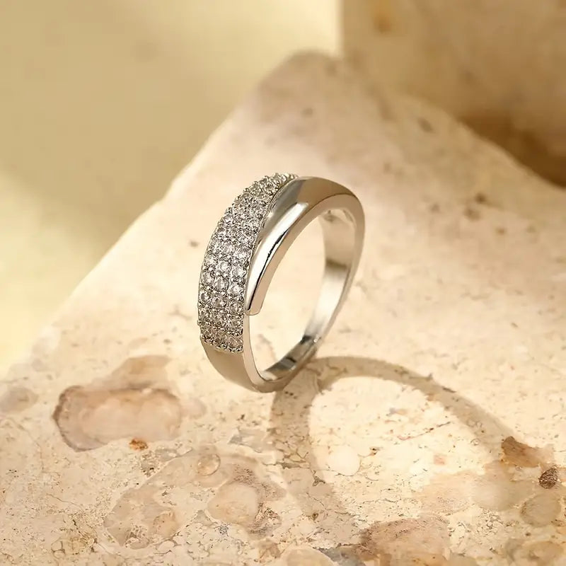 Emiko – Anillo de oro amarillo con piedras brillantes