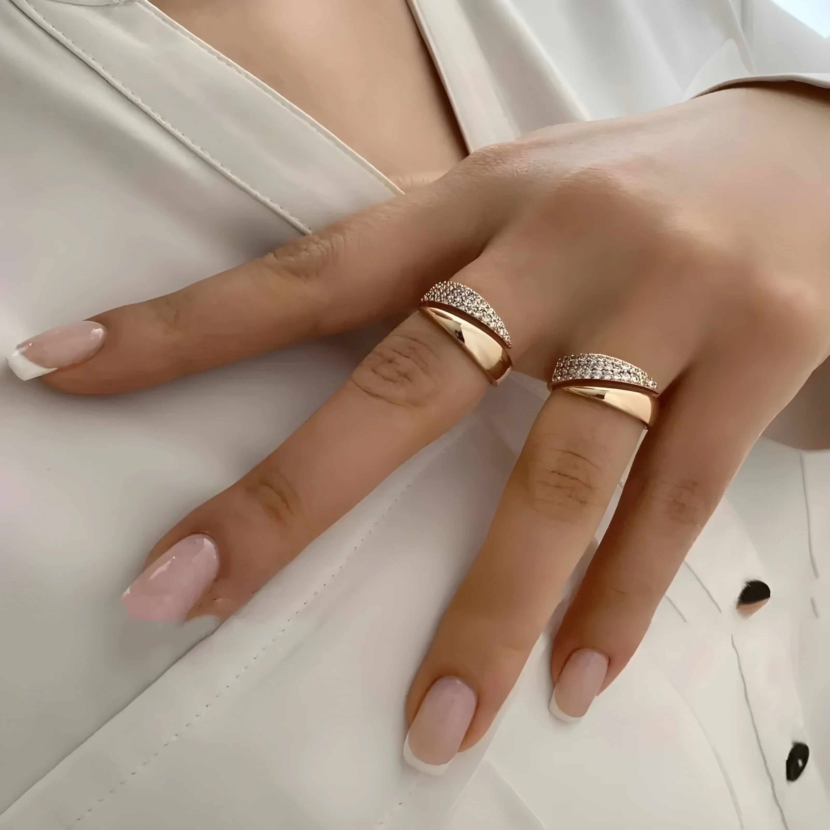 Emiko – Anillo de oro amarillo con piedras brillantes