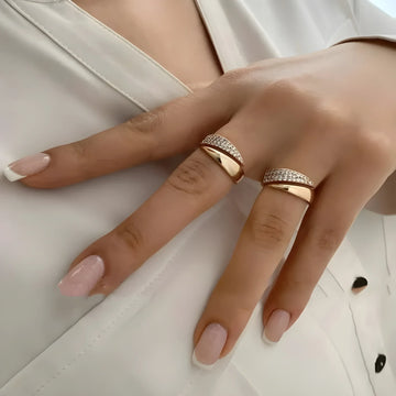 Emiko – Anillo de oro amarillo con piedras brillantes