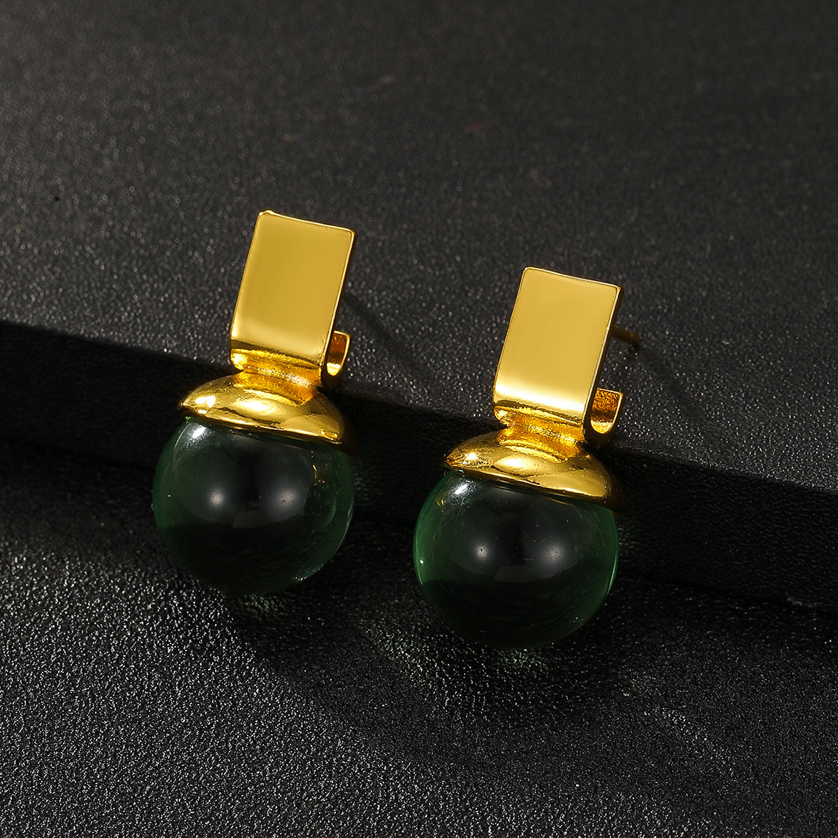 Charlie - Pendientes vintage con cristal verde y acentos dorados