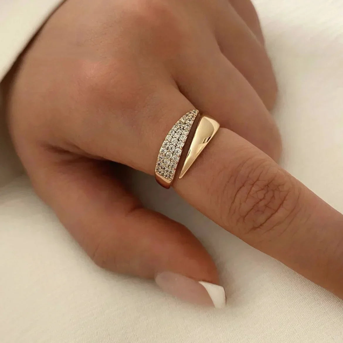 Irina – Anillo curvado dorado 18K
