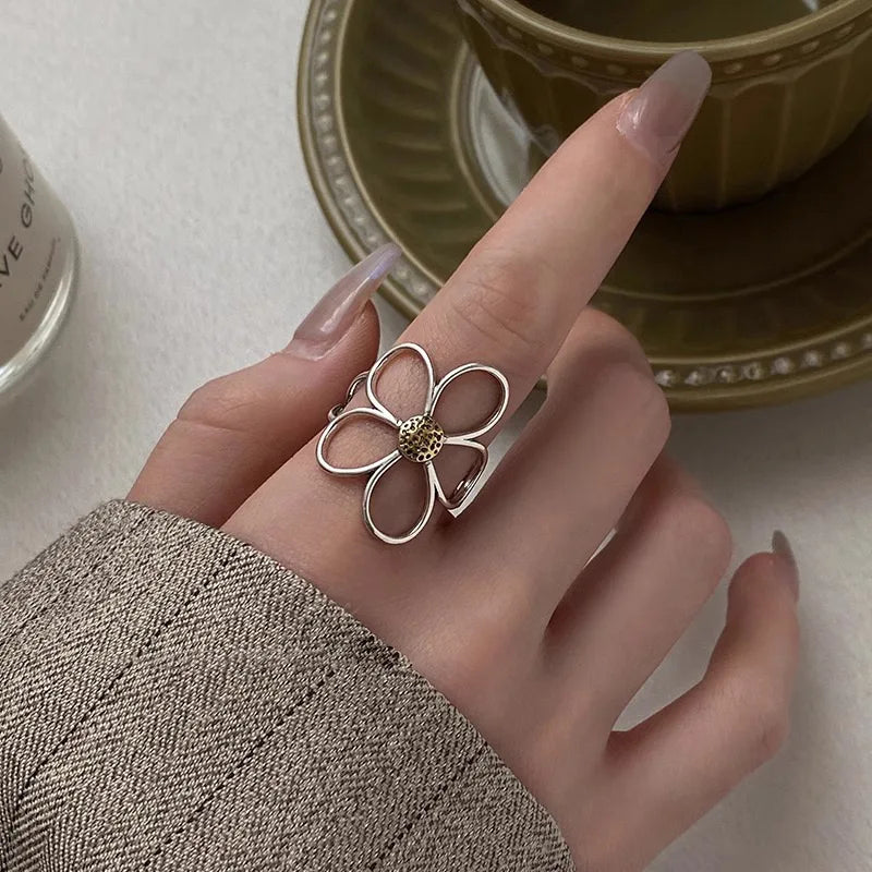 Alizee – Anillo pétalo de plata esterlina