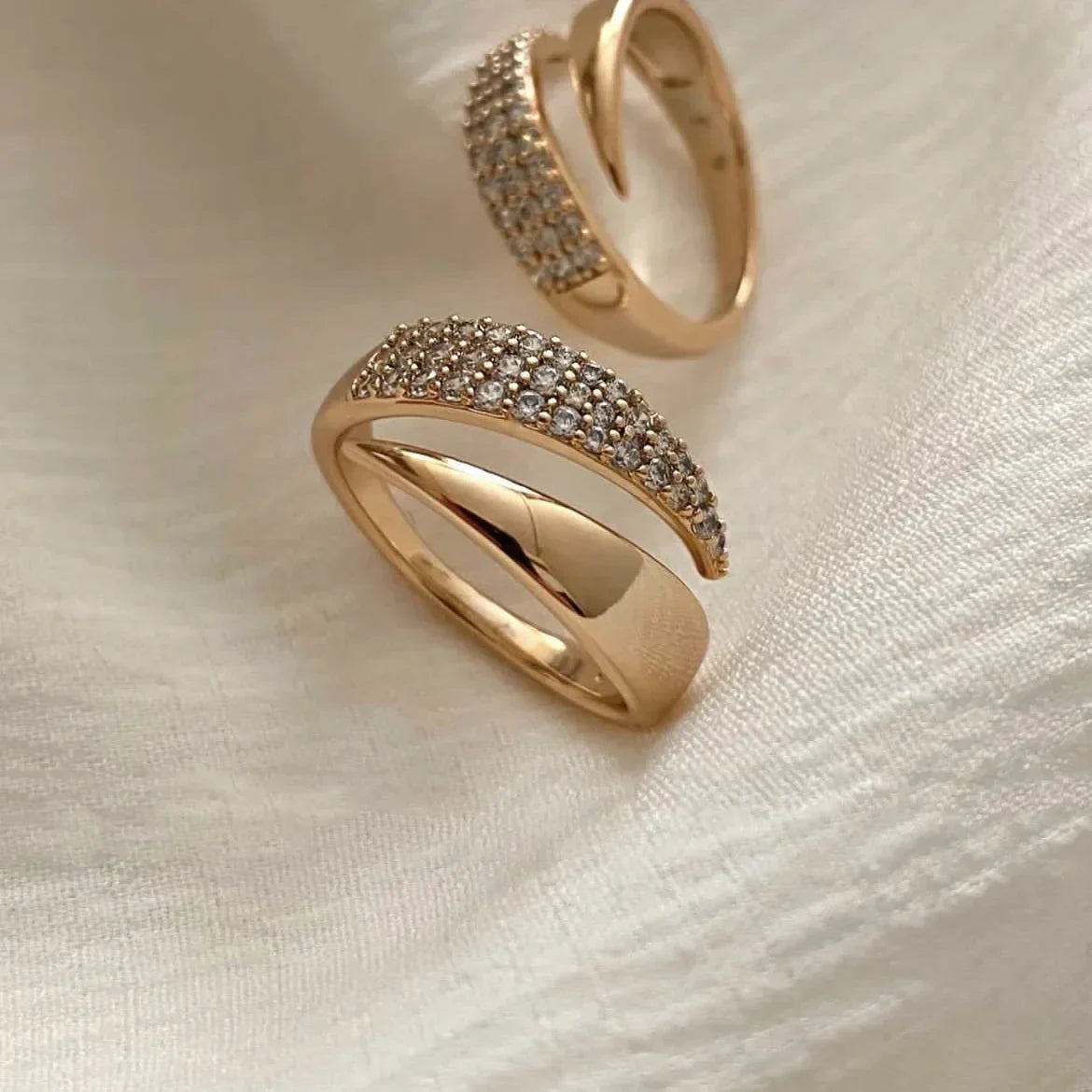 Irina – Anillo curvado dorado 18K