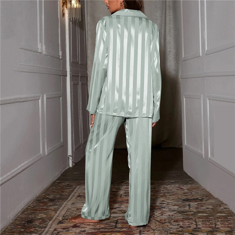 Elegantes pijamas de mujer de tela suave