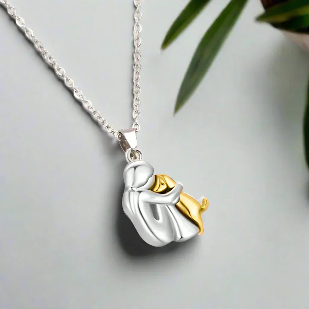 Luz – Collar con colgante de abrazo