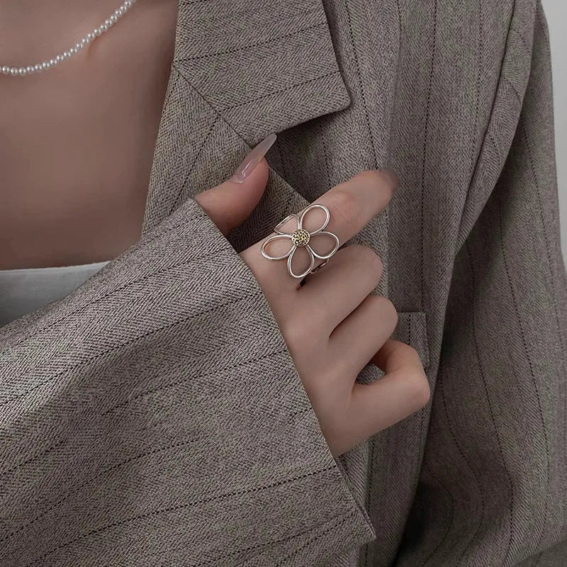 Alizee – Anillo pétalo de plata esterlina