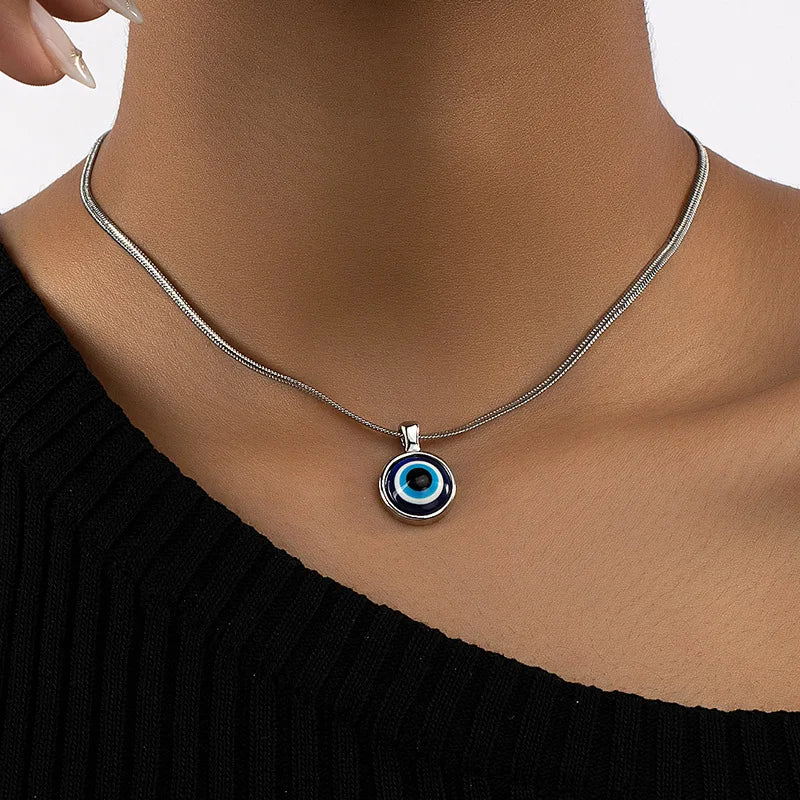 Ava – Collar con ojo malvado discreto