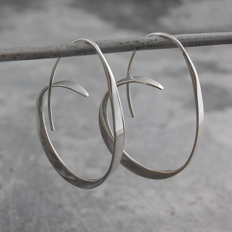 Becca – Pendientes con Forma Espiral Elegante