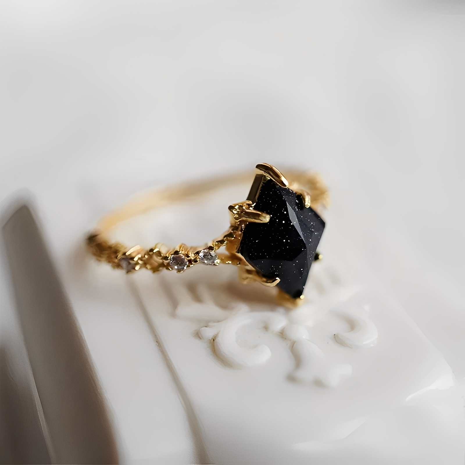 Nerisa – Anillo de obsidiana noche oscura